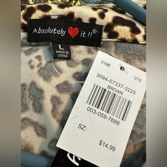 Woman’s large, leopard print blouse - Picture 3 of 3